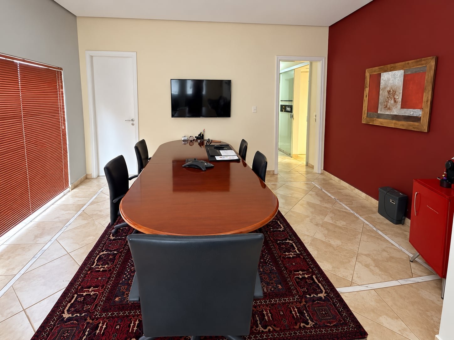Sala de reuniões da Petito Advocacia, com mesa oval para atendimentos